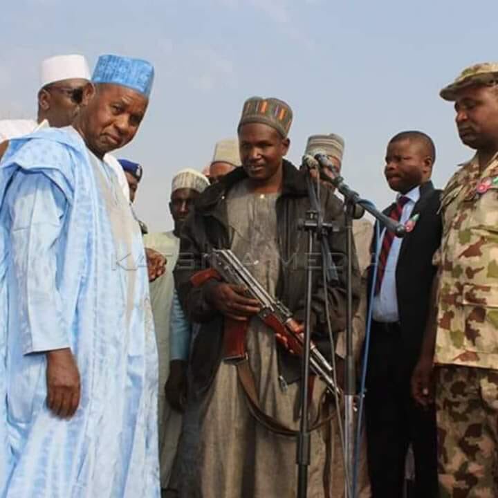 afrispheric's tweet photo. IPOB is unarmed but has been declared a terroist organisation by @MBuhari 

But see Governor of Katsina felicitating with armed herdsmen.

But herdsmen are not a terrorist organisation, according to Buhari. https://t.co/6P7pJhxPMZ