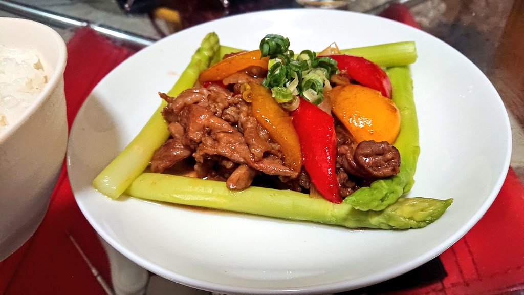 HK72ihWNqSTSwyd's tweet photo. ちょっと早めの今日の夕飯は「豚肉の甘酢炒め」！
ピーマンはなかったので緑はアスパラガスと葱で代用！笑
#料理、#自炊、#料理が好きな人と繋がりたい https://t.co/v7soe4XHlM