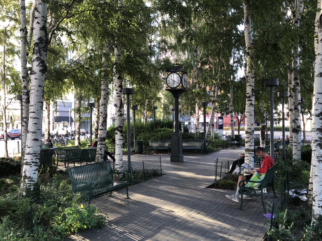 fouadurbanist's tweet photo. مفهوم المتنزة يجب أن يعاد صياغته لدى البلديات لأن المفهوم منحرف تماما عن غرضه الأصلي 
المتنزة قد يكون صغير park-let وفي كل أركان المدينة يقدم منطقة مظللة مشجرة توفر استجمام وراحة في نهايات الشوارع أو زاوياها
وليس ساحة عشبية ��ستهلك المياه وبعض النخل فقط !! https://t.co/0UHDpHUy9E