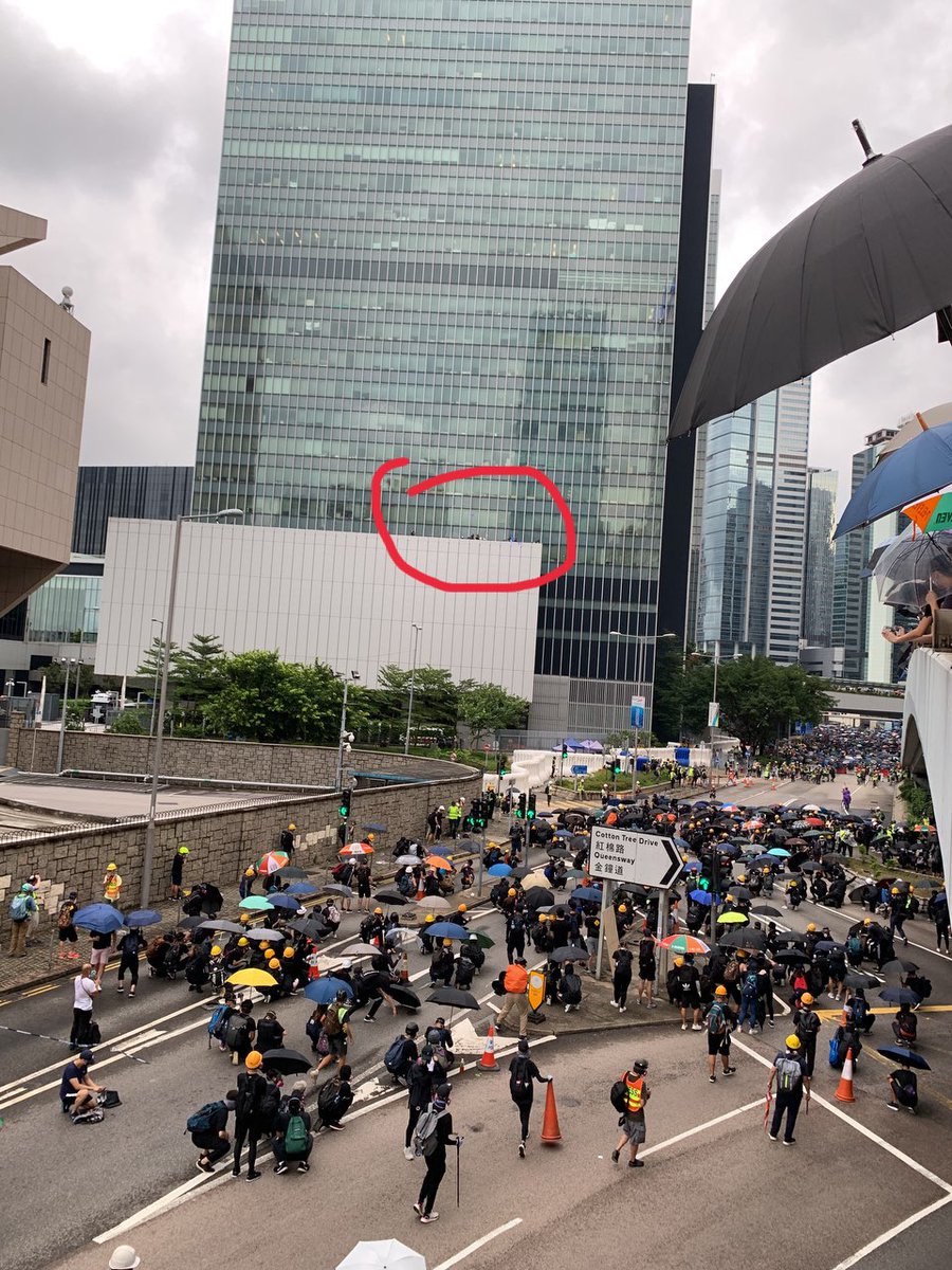 Lk80337194's tweet image. [Real time] The police shot the tear gas from a high position to the protesters.

#admiralty #highposition #teargas #NoPoliceBrutality #FreeHongKong