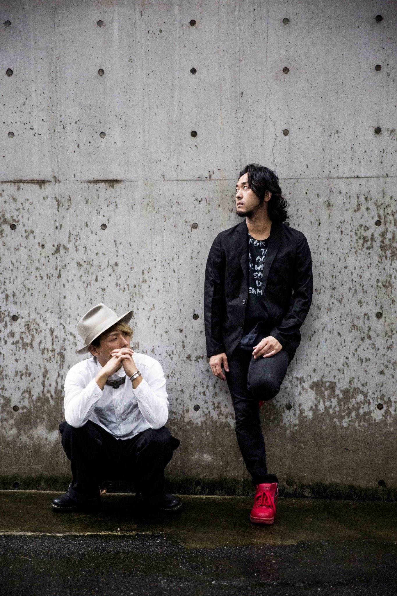 ふらっと 専属カメラマン 本日より 月刊ふらっと 9月号を配布開始します 雨降る中で 撮影した傘と電車を背景に過去にないカットとなっております 是非手にしてくださいね