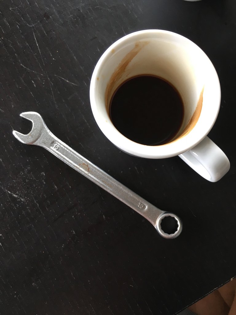 PiotrBajtlik's tweet photo. Zestaw prawdziwego mężczyzny. #przerwa!
#klucz #włoskakawa #klucz #nie #francuski #pijemy #przerwa!
#kawa #coffeetime #coffeelover #copijąaktory #kawka #kawkowo #espresso #27seconds #lubiekawę #podciśnieniem #kaffka #cofeebeans #energiawpłynie https://t.co/vOQgxupcoY