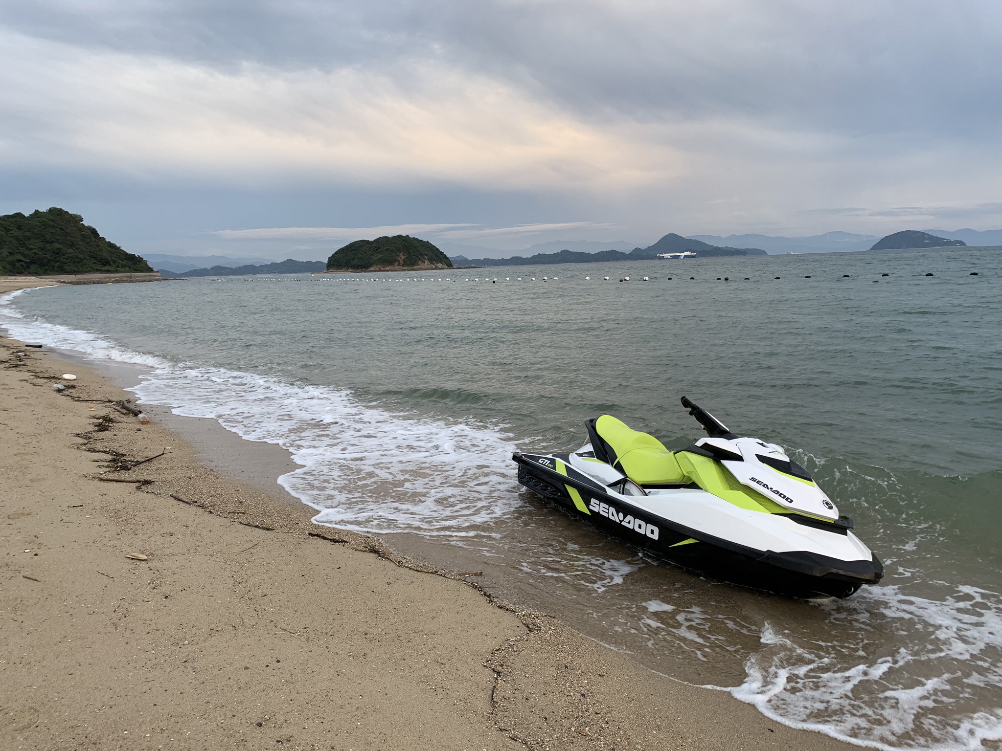 いづやん 姫が浜でなぜかジェットスキーが波に洗われてた 周りには誰もおらず いづやん 姫が浜でなぜかジェットスキーが波に洗われてた 周りには誰もおらず