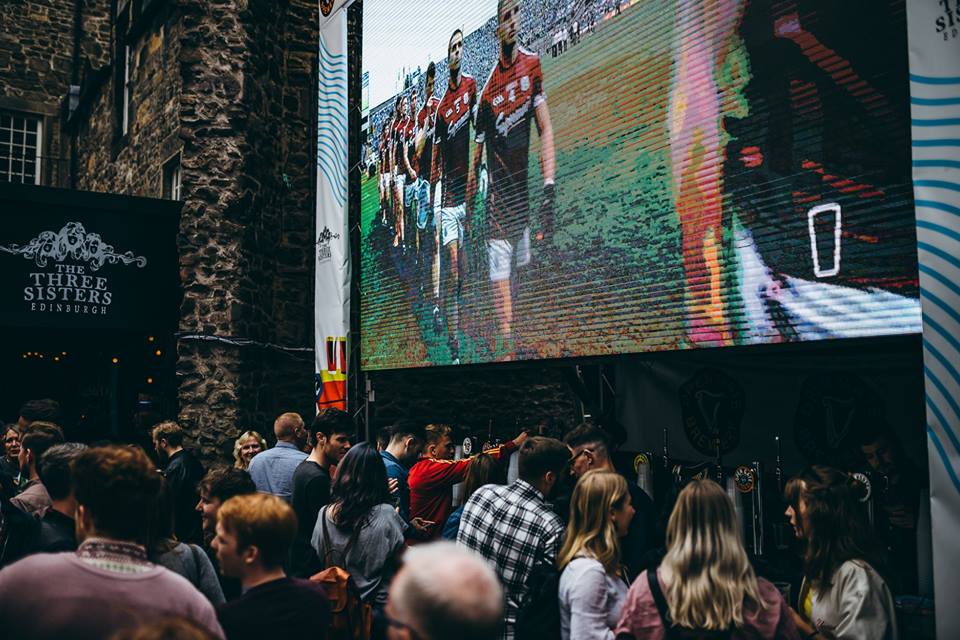 Kerbside139's tweet photo. 🏉🥊With a weekend full of sport, you'll need some scran for half time! So if you're coming to the Three Sisters for the rugby, GAA, football, or for the boxing, grab some food from our Kerbside containers!🍴🍔

#kerbside139 #3sistersbar #livesport https://t.co/e0jmBXeuUt