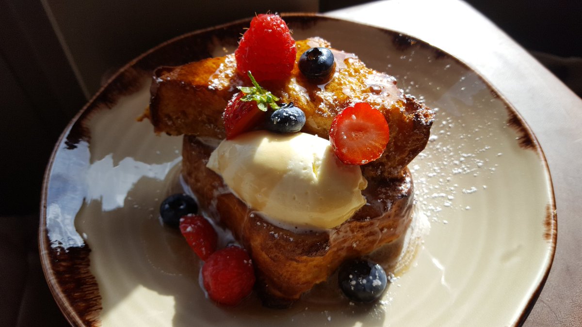 EatSwindon's tweet photo. Saturday breakfast..... at TT Linnet in #Highworth Market Square.

Brioche French Toast with summer berries, maple syrup &amp; Chantilly cream.

#breakfast #brunch #eatswindon https://t.co/DVrI39Qdan