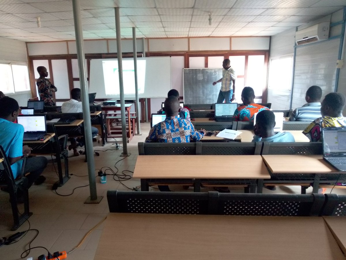 SIGMABENIN's tweet photo. Les formations suivent leurs cours dans les cellules de l'ONG @SIGMABENIN. En ce jour,  la cellule de cartographie et SIG aborde la formation en georeferencement avec le formateur Paterne AGBOWAI. merci à M.  Aurel DJOGBENOU pour le passage et la contribution scientifique. https://t.co/bI3V7B9XgU