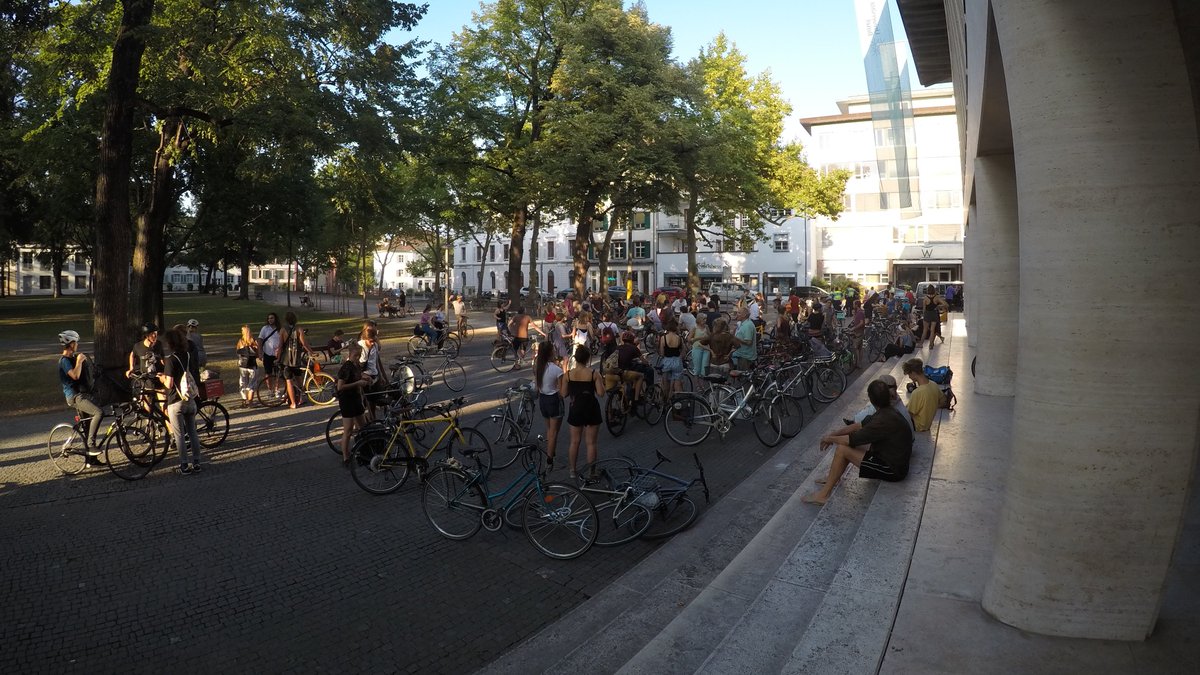 CriticalMassBS's tweet photo. Wow! Über 120 Personen setzten gestern ein positives und friedliches Zeichen für den Veloverkehr in #Basel! Danke 😊
#Velorution 🚲✊
Mehr über die Critical Mass Basel erfahren: https://t.co/zZaWu68dU5
#CriticalMassBasel #CriticalMass #CMBasel https://t.co/S4um0TBc7n