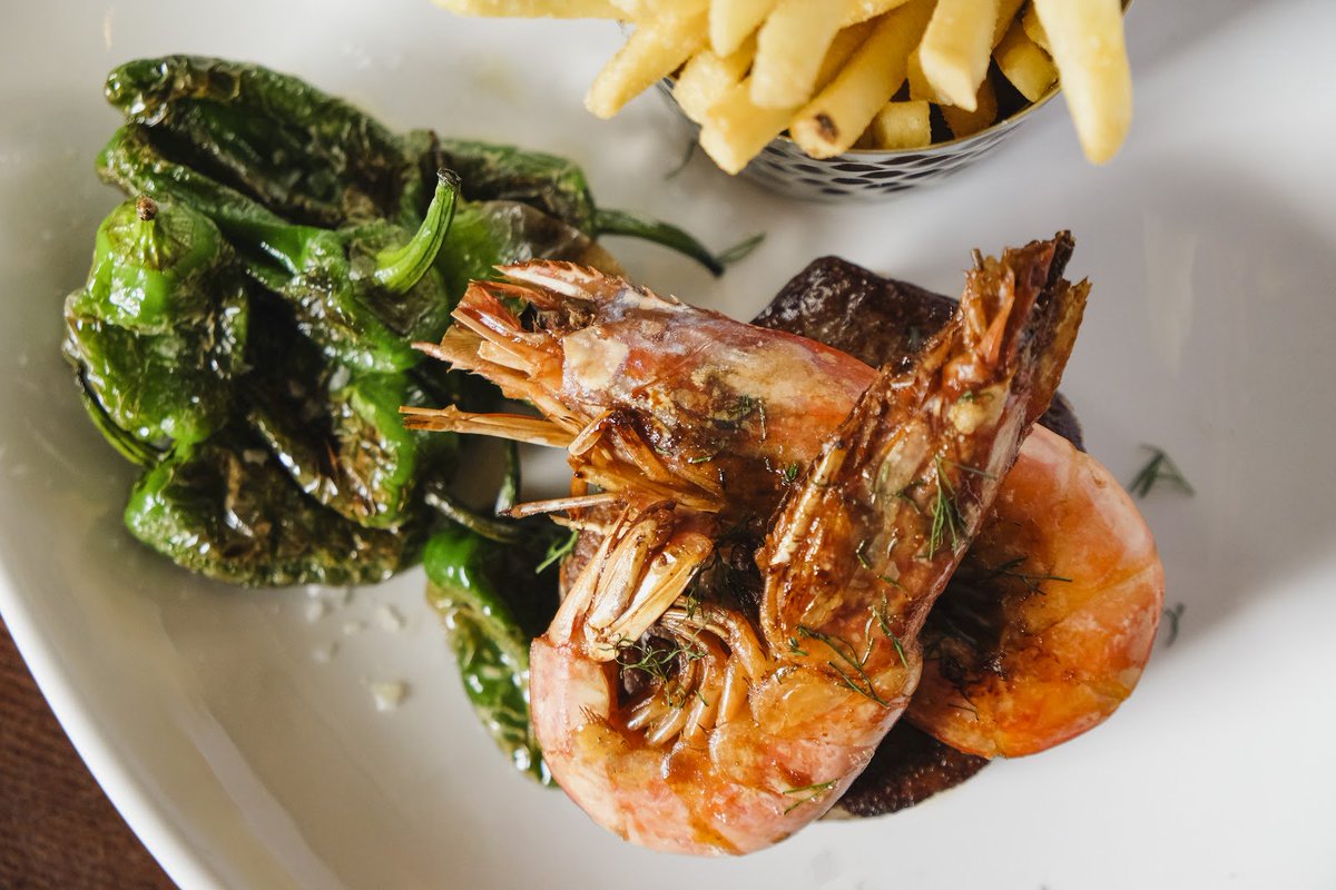cadizedinburgh's tweet photo. What you can’t see beneath these gigantic grilled king prawns is the most delicious and succulent Prime Scottish fillet steak! What a glorious combination! 😍 https://t.co/rQBoz9SfOL