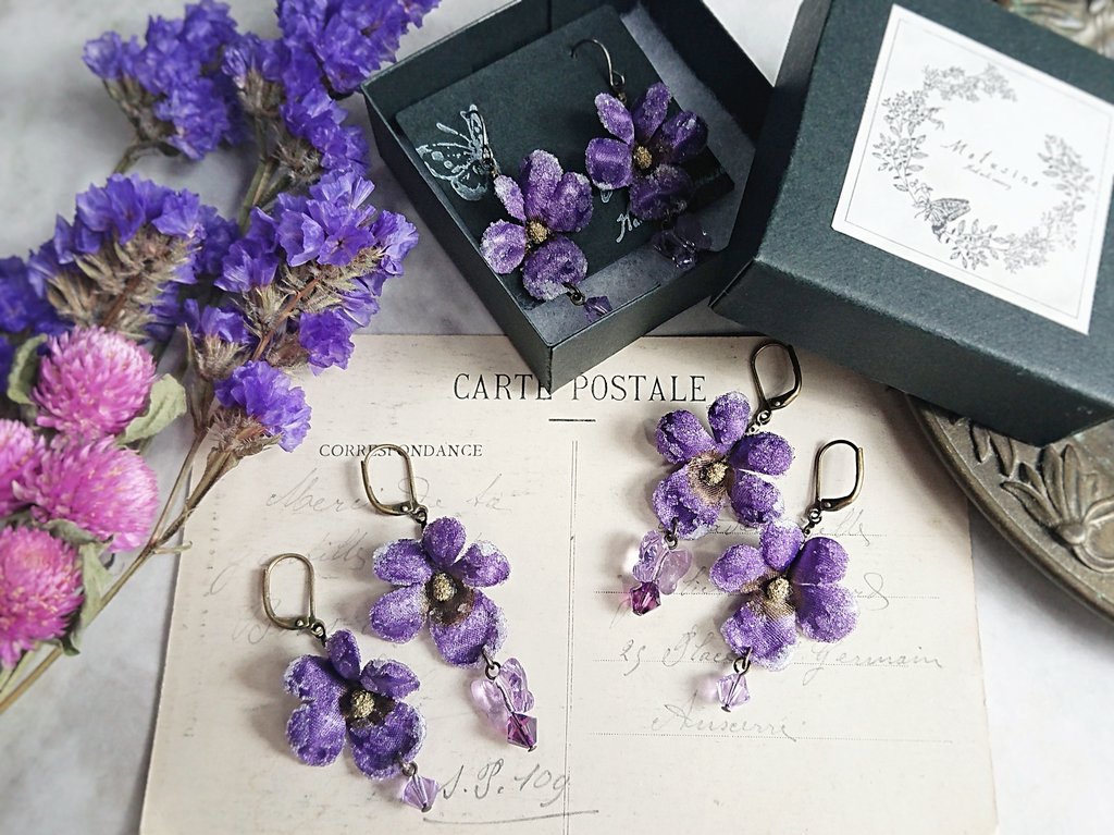 Melusine ᐧ ᐧ菫の砂糖づけ ピアス ᐧ ᐧ 皇妃エリザベートやショパンも愛したというスミレの 砂糖漬け 少し俯くスミレの可憐な姿はそのままに 硝子の砂糖を纏わせたら 甘く繊細な耳飾りになりました 本日22時頃 販売です Melusine Melusine ᐧ ᐧ菫の砂糖づけ ピアス ᐧ ᐧ 皇妃エリザベートやショパンも愛したというスミレの 砂糖漬け 少し俯くスミレの可憐な姿はそのままに 硝子の砂糖を纏わせたら 甘く繊細な耳飾りになりました 本日22時頃 販売です Melusine