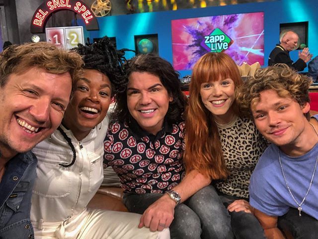 klaasmans's tweet photo. Ik lach m’n ogen dicht maar wat was het heerlijk om weer live te zijn 🥳 Dank @shary_an @roydonderstv @soykroon @jolijnhenneman en natuurlijk @rockende met je sicke voetbalskills die niet op de foto staat ❤️ WEEKEND 🔥#zapplive https://t.co/jqbcbEjytD https://t.co/vcdu3aWYzX