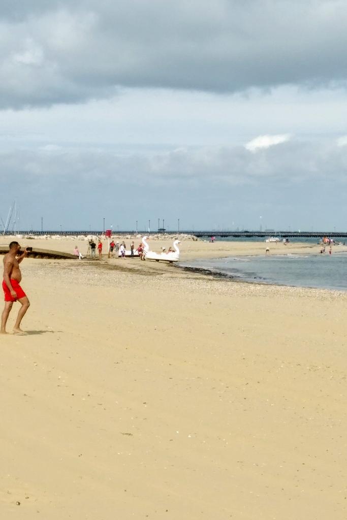 RydeAbide's tweet photo. The 2 #WatersidePool Swan boats are about to launch from #RydeBeach for their charity voyage to #Portsmouth & back #UpTheSwannyRiver #IsleLoveWight #Delight https://t.co/rHReyXusCN