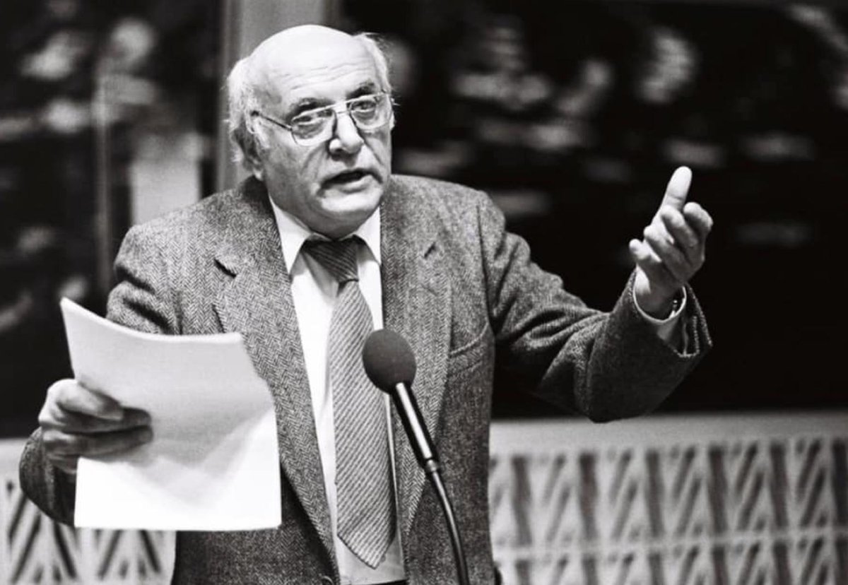 Il 31 agosto 1907 nasceva #AltieroSpinelli. Arrestato dal regime fascista e confinato a #Ventotene, nel 1941 fu co-autore del #ManifestoDiVentotene. Al Parlamento europeo #MarcoPannella gli permise di terminare un intervento sul federalismo europeo cedendo il suo tempo di parola