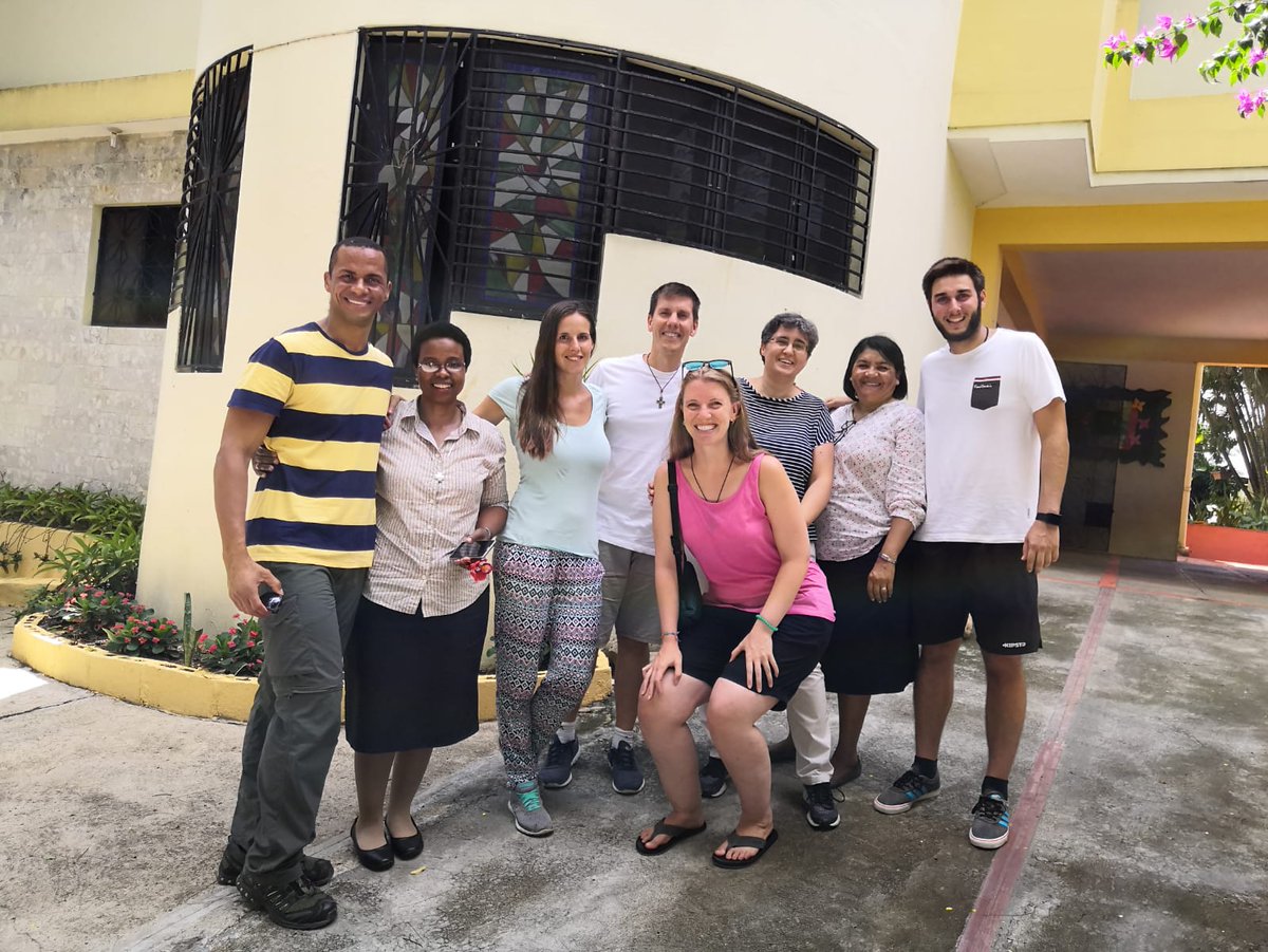 asolidaridad's tweet photo. Encuebtro con nuestras hermanas Oblatas en la comunidad de Haina R. Dominicana. Hemos podido conocer el proyecto de atención a la mujer, especialmente a aquellas en situación de más vulnerabilidad. La misión es también encuentro. #DALELAVUELTAALMUNDO #AsProyectos #AsRDominicana https://t.co/TF5inTn5LT