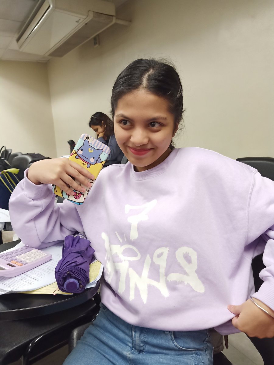 aikaprzz's tweet photo. "Notice my sweater plz" -@/prettycath #7rings https://t.co/R0KmXVlBb1