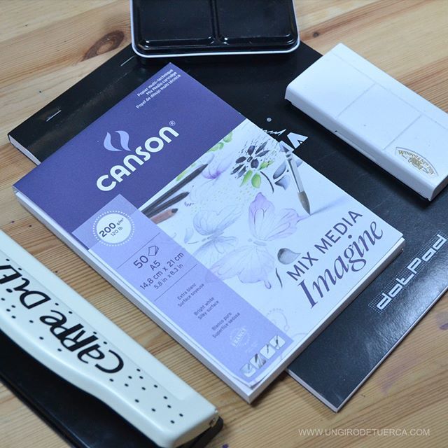 ungirodetuerca's tweet photo. ¡Hola Tuercas! Me habéis preguntado que que papel uso para mi bullet journal provisional. Para las portadas el Mix Media de Canson y para las páginas el dotpad de rhodia.
.
#lettering #letteringenespañol #ungirodetuerca #handlettering #brushlette… https://t.co/fCcIOM7zby https://t.co/vpUNmlVVEa