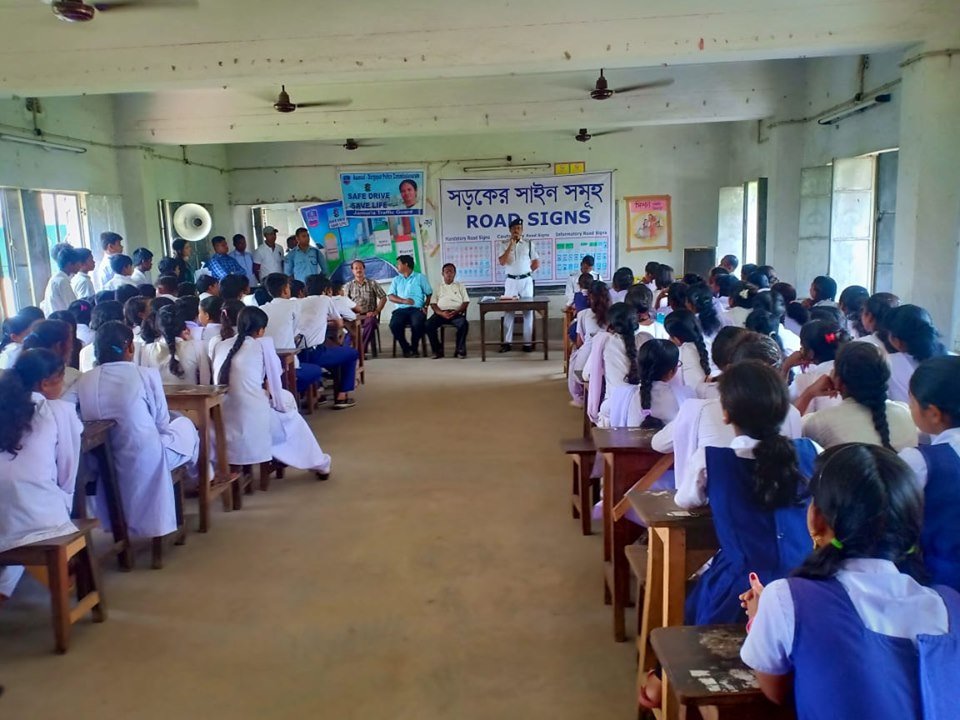 WBPolice's tweet photo. Traffic Awareness programme was organised by Jamuria Traffic Guard under #AsansolDurgapurPoliceCommissionerate  to generate Road Safety awareness among school students. 
#AwarenessIsTheKeyOfSafety 
#SafeDriveSaveLife https://t.co/XqDLD2iDUc