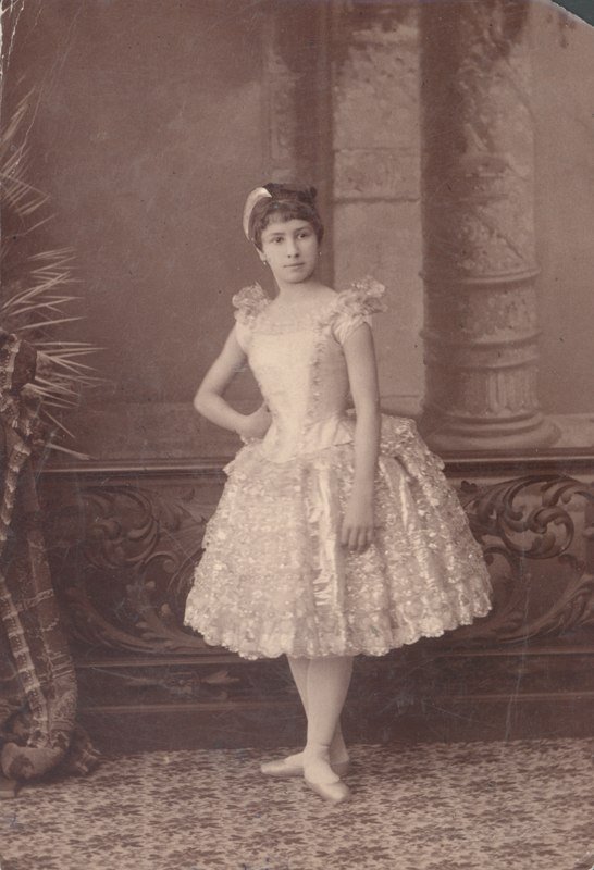 melmothblog's tweet image. Matilda Kshesinskaya was born in Ligovo on the 31st of August 1872. The two photos were taken in the late 1880s, while Matilda was a student at the Imperial Ballet School (now Vaganova Ballet Academy).

Kshesinskaya&apos;s diploma translated: melmoth.blog/post/187393069…