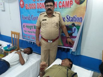 WBPolice's tweet photo. Blood Donation Camp was organised by Howrah GRPS #HowrahGRP. Total 60 units of blood were donated by police personnel and local people 
#DonateBloodSaveLife
#UTSARGA https://t.co/eaqi7nQ6Mv