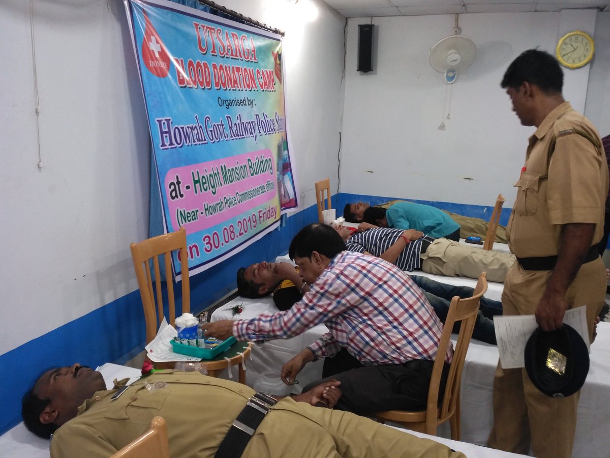 WBPolice's tweet photo. Blood Donation Camp was organised by Howrah GRPS #HowrahGRP. Total 60 units of blood were donated by police personnel and local people 
#DonateBloodSaveLife
#UTSARGA https://t.co/eaqi7nQ6Mv