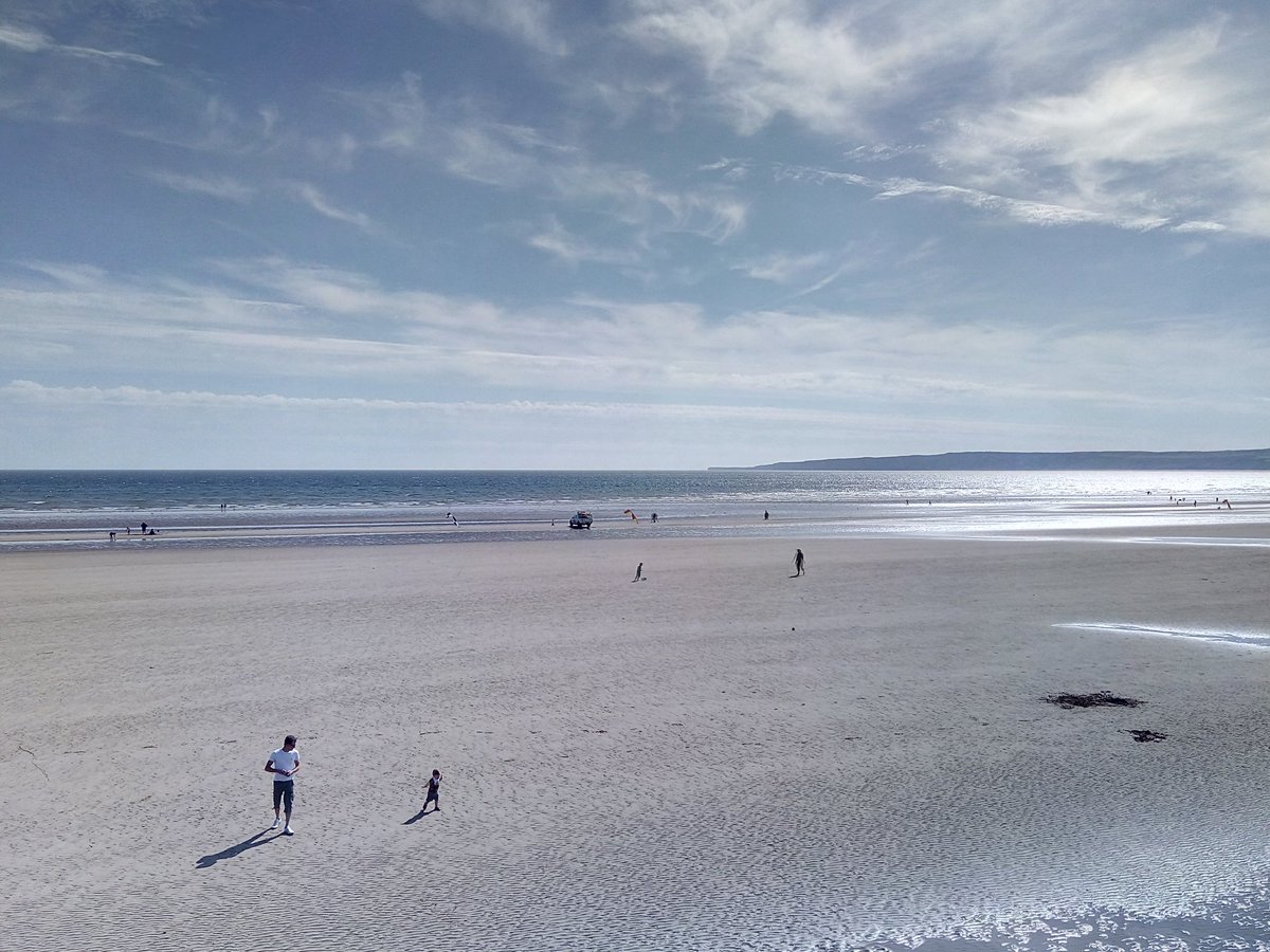 FileyFlat1's tweet image. Bright and breezy and very low tide in #Filey this morning