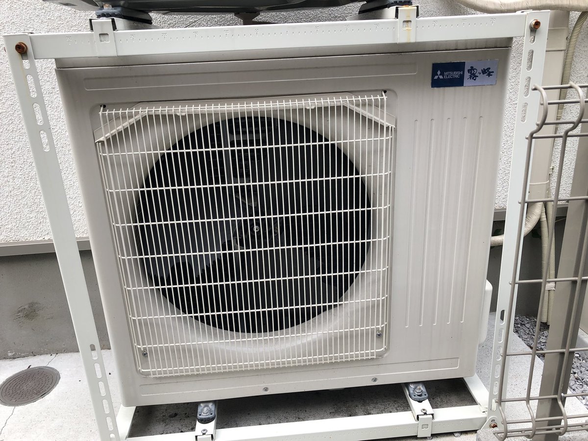 ビックラ18 三菱エアコン室外機 2段置き 下の機種はfzでファン形状が独特でした 室外機