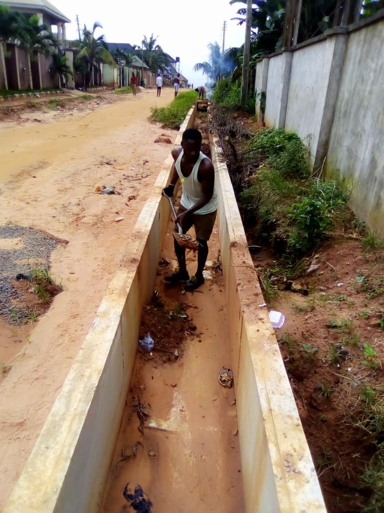 CharlesOffor4's tweet photo. Carrying out my task to help clear the gutters of dirt & debris to enable free flow of water. #Sanitation is a must.more pictures are coming ......
#Dsigate
#WasteManagement
#SaturdayMorning
#waste2wealth
#task https://t.co/YXiBsvgTfK