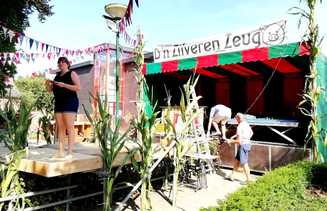 KOM EFFE BEWONDEREN... Bloed, zweet en spierballen: heel Geffen staat volledig op z'n kop. Wat moeten we toch zonder alle harde werkers... het wordt weer prachtig! En ook het weer wordt prachtig met een lekker zonnetje en ongeveer 21 graden. Zien we je morgen? <a href="/DatisOss/">Dat is Oss</a>