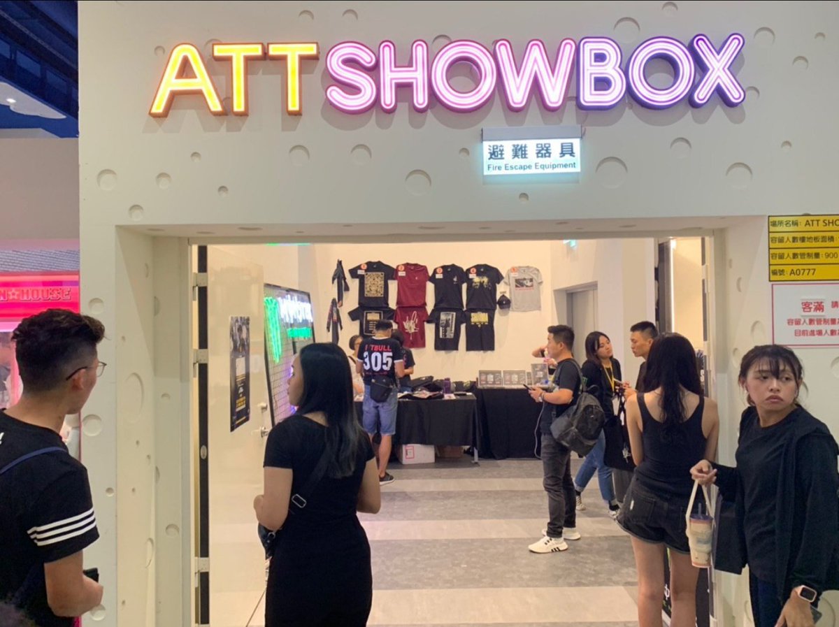 mikeshinoda_de's tweet photo. Der Merchstand bei der heutigen show in Taipei/Taiwan in der #ATTshowbox. Es gibt sogar ein extra shirt für die Asien Tour. 📸 @daniel624 @linkinparkhk
✏ tmk
#MikeShinoda
#MikeShinodaGermany
#LinkinPark https://t.co/pDAPnnFEKk