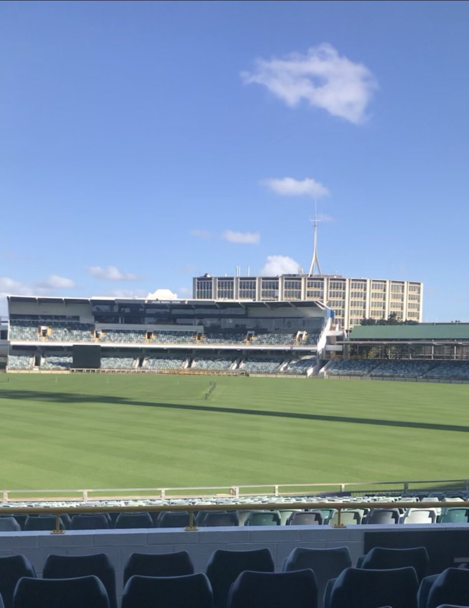 in_reverie's tweet photo. Forum at the WACA, WAFL finals game between South Fremantle and Claremont, followed by some gourmet hotdogs to finish off the day
Busy Saturday of Sports
#wafl #waflfinals #sffc #cfc #waca #runamuk https://t.co/O8lteQDBxf
