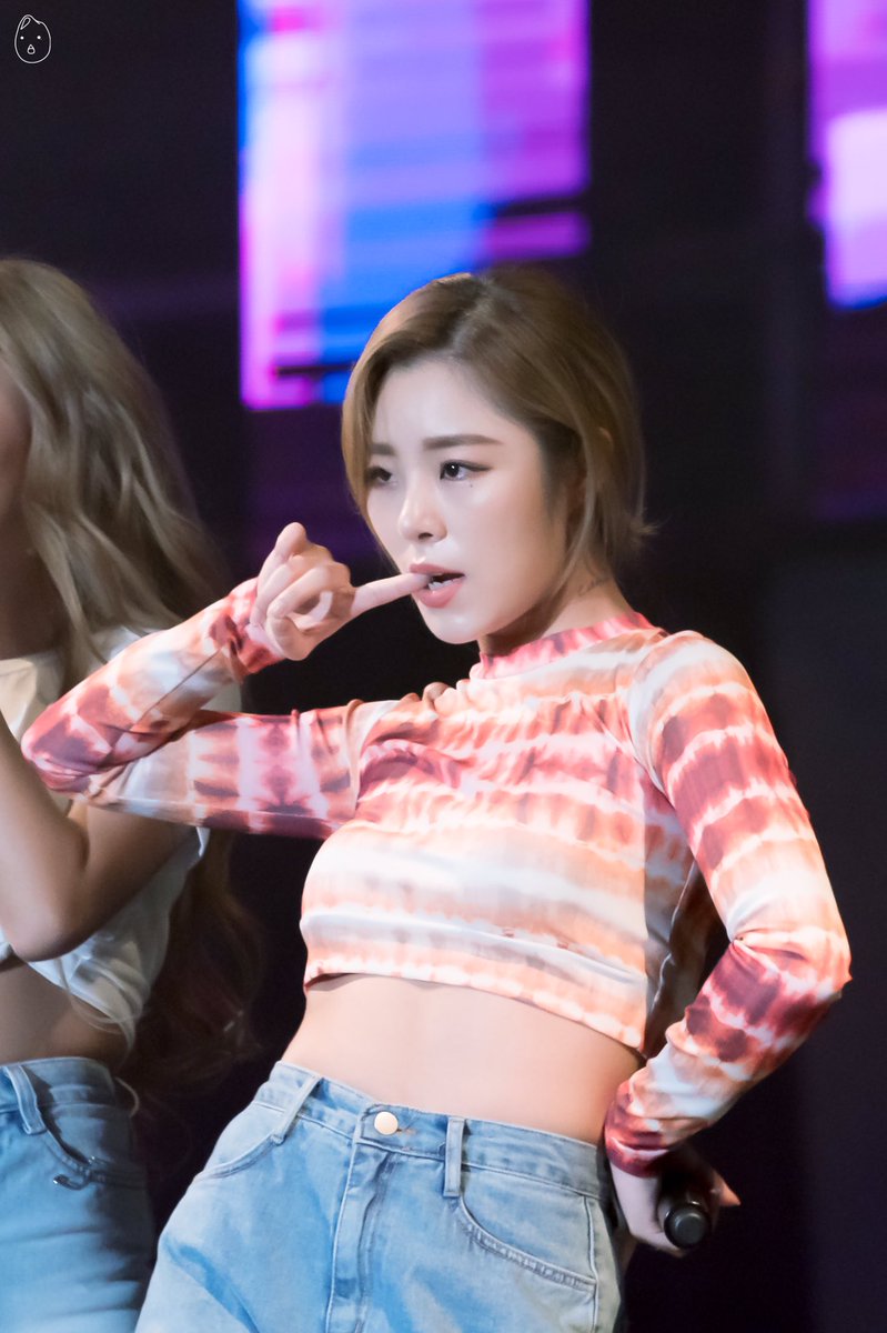 190524 렛츠플라이 원앤원 콘서트 마마무 휘인

저 안에는 빼곡한 낙서와 함께
모든 색이 담겨있겠지.

너의 25처럼.

#마마무 #휘인 #MAMAMOO #WHEEIN