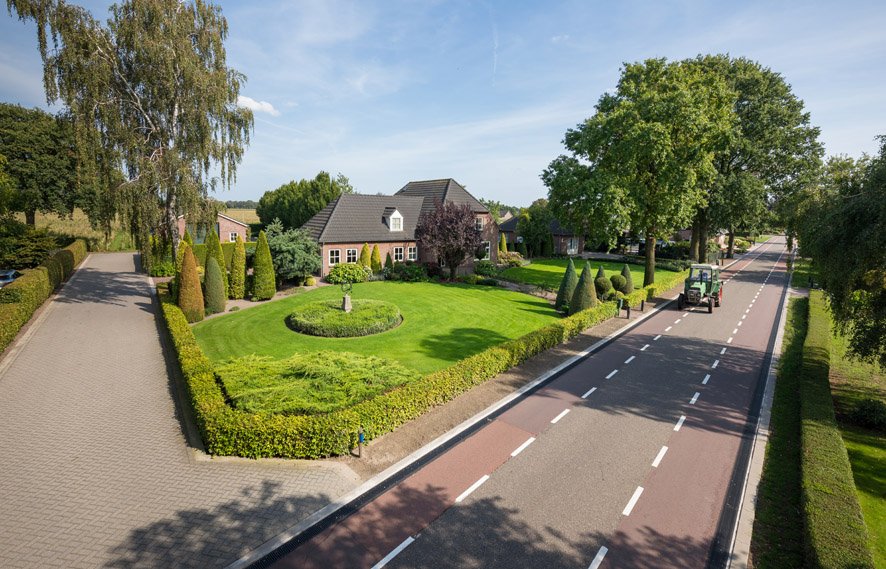 vng_magazine's tweet photo. De @gemeente_boekel schreef 20 jaar geleden geschiedenis door bewoning van boerenschuren toe te staan. Daar begon de victorie van de vergunningvrije #mantelzorg-woning. https://t.co/XdhNHo2Ryx #Senioren #themanummer https://t.co/oztajXNROn