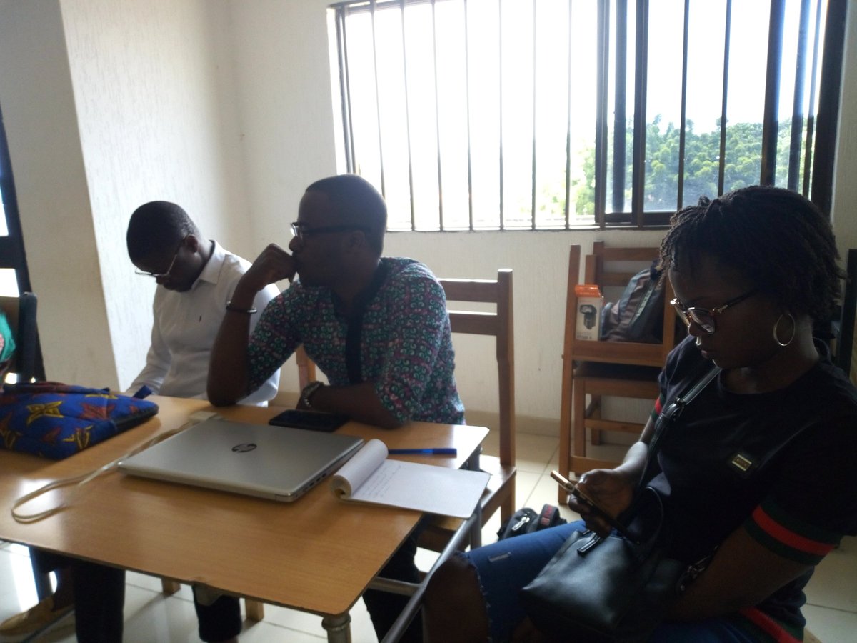 ab_benin's tweet photo. Aujourd'hui, nous célébrons la journée internationale du blog à travers notre #WorkshopBlogging. @Aigleroyal229 forme les participants sur les métiers du Web, partage son expérience personnelle et parle des avantages à tirer du développement d'applications.
#BlogDay229
#wasexo https://t.co/nmJqgkj5GZ