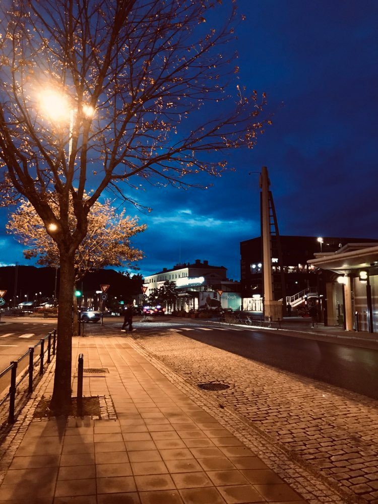 Lokisthere's tweet photo. Left #Trondheim in #Norway -- . Night sky https://t.co/47vNE4w0EM