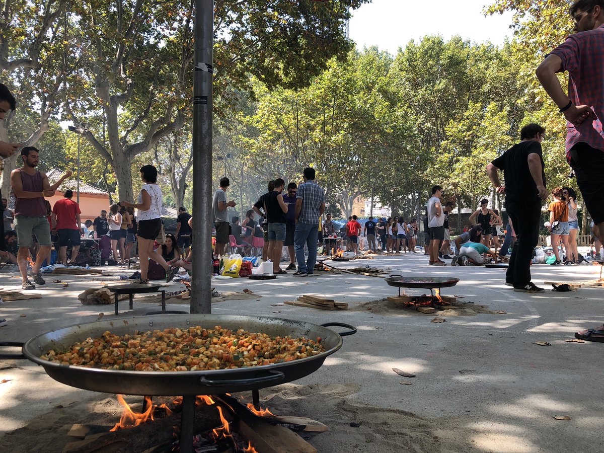 EspaiFemiSants's tweet image. Aquest és l’ambient al parc de l’Espanya Industrial #paelleslliures #femarrossa 🔥🥘✊🏽💜🥕#fmas2019