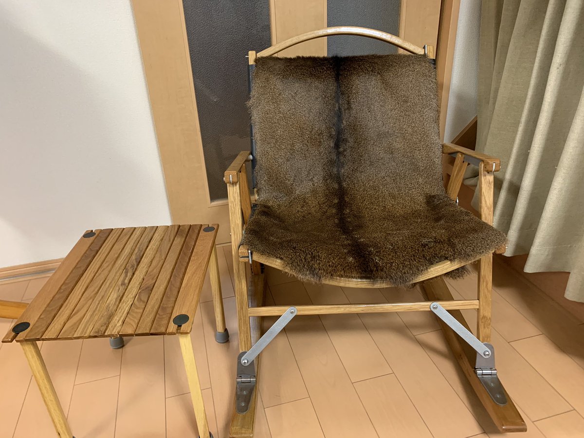 物語さんから届いた鹿の毛皮のカーミットチェアカバー。 普通の既製品