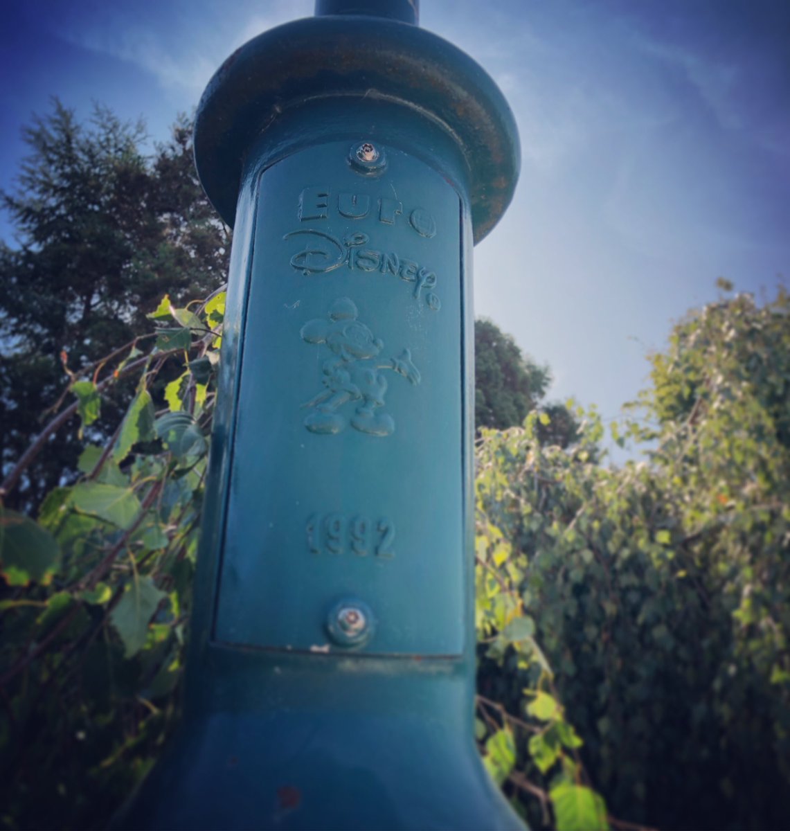 Cathrinexoxo's tweet photo. Today Street lamp is still a relict of the past Eurodisney from 1992 Disneyland #relict #disneyland #disneylandparis #disneypark #paris #france #streetlamp #lantern #MickeyMouse #1992 #eurodisney #Love #nerd #disneyaddicted https://t.co/R867LswiVX