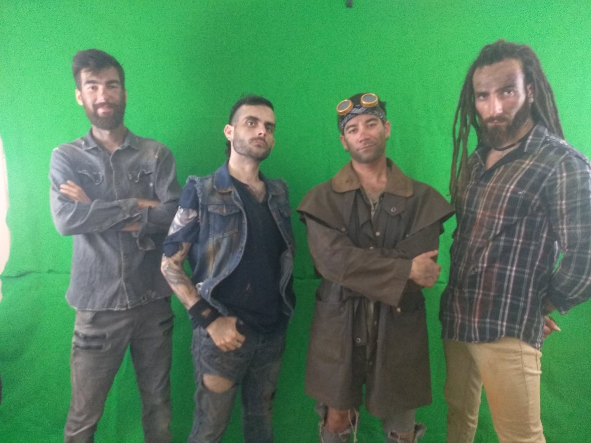 SphaeraBand's tweet photo. Photo de pré tournage avec @Loki_Jackal (poke @Bardanirving )
Vous savez ce qu'il vous reste a faire. #FondVert https://t.co/EJHCIRnU3K