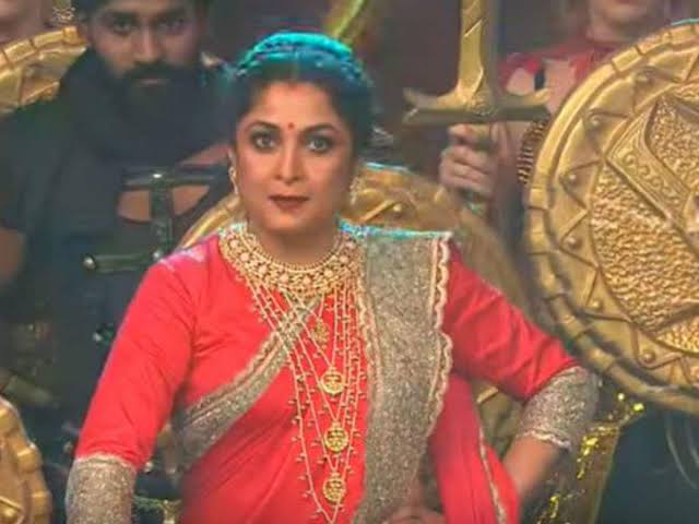 KavyaNaidu007's tweet photo. Whoooowooooo Actress @Ramyakrishnan steps into host. #BiggBoss3 #bb3 #Shivagami 
😍❤ https://t.co/cZOxTrA5ZR