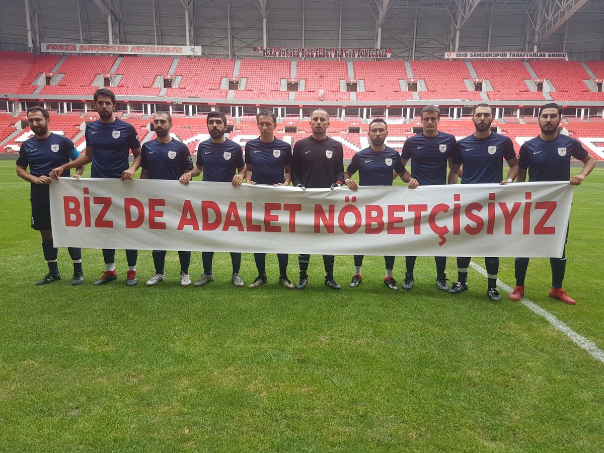 av_akinatalay's tweet photo. Türkiye Avukatlar Spor Oyunlarında bugün final maçına bu pankartla çıkan İstanbul Barosu futbol takımı şampiyon oldu; tebrikler👏👏 https://t.co/WzzJKkUUL3