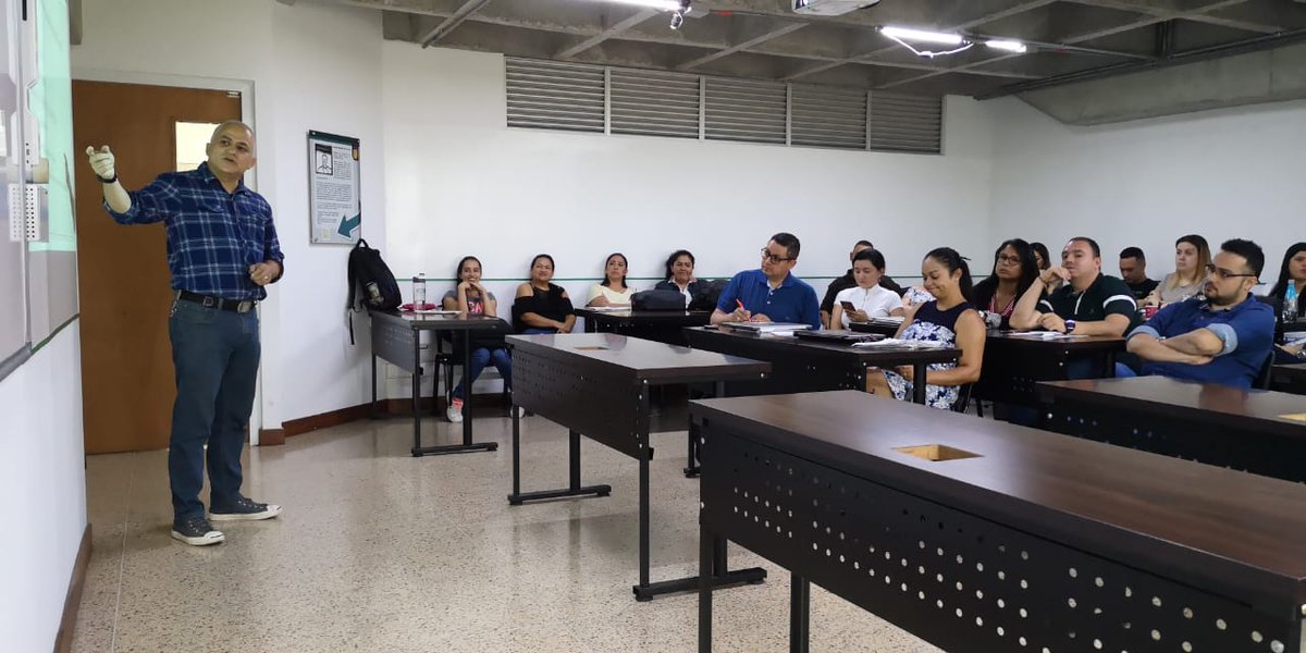 uceipa_'s tweet photo. En el día 2 de #BusinessSimulator los estudiantes de posgrado, trabajan en la captación de valor del cliente, como el lente para analizar el caso propuesto y así afinar su capacidad para tomar decisiones. #AlcaláGlobalSchool. https://t.co/bUhaQzyUAm