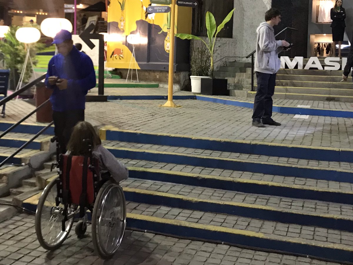 ciudadaccesible's tweet photo. Y finalmente nadie respondió o asumió. Una de las mayores muestra de diseño del país resulta totalmente inaccesible para personas en silla de ruedas....una reflexión importante para organizadores y autoridades que lo aceptan. @LavinJoaquin @CasaFOACL https://t.co/3X8W63Zf11