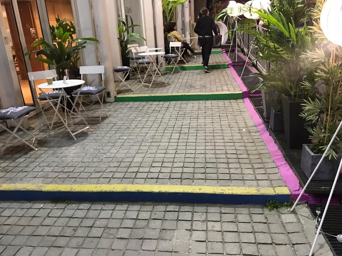 ciudadaccesible's tweet photo. Y finalmente nadie respondió o asumió. Una de las mayores muestra de diseño del país resulta totalmente inaccesible para personas en silla de ruedas....una reflexión importante para organizadores y autoridades que lo aceptan. @LavinJoaquin @CasaFOACL https://t.co/3X8W63Zf11