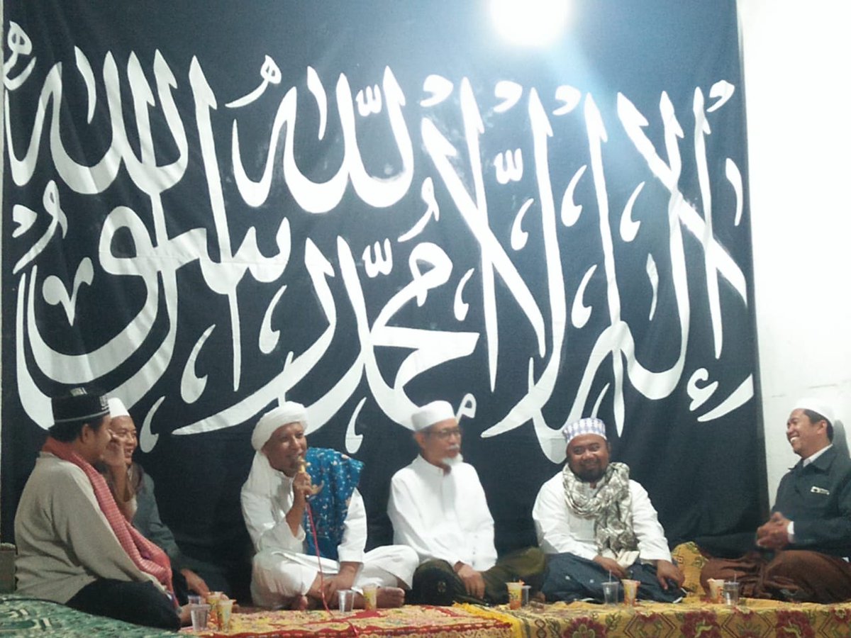 arsenal_umat's tweet photo. Malam ini di Masjid Sabilur Rosyad, di kaki gunung Payudan, tempat pertapaan Raja-raja Sumenep di masa lalu..

Tabligh Akbar Muharram 1441 H
Muharram Momentum
#HijrahMenujuSyariahKaffah
#HijrahSelamatkanIndonesia
#TinggalkanLiberalismeLawanKomunisme
#WeAreTheWorldKHILAFAH https://t.co/OrK8G5Work