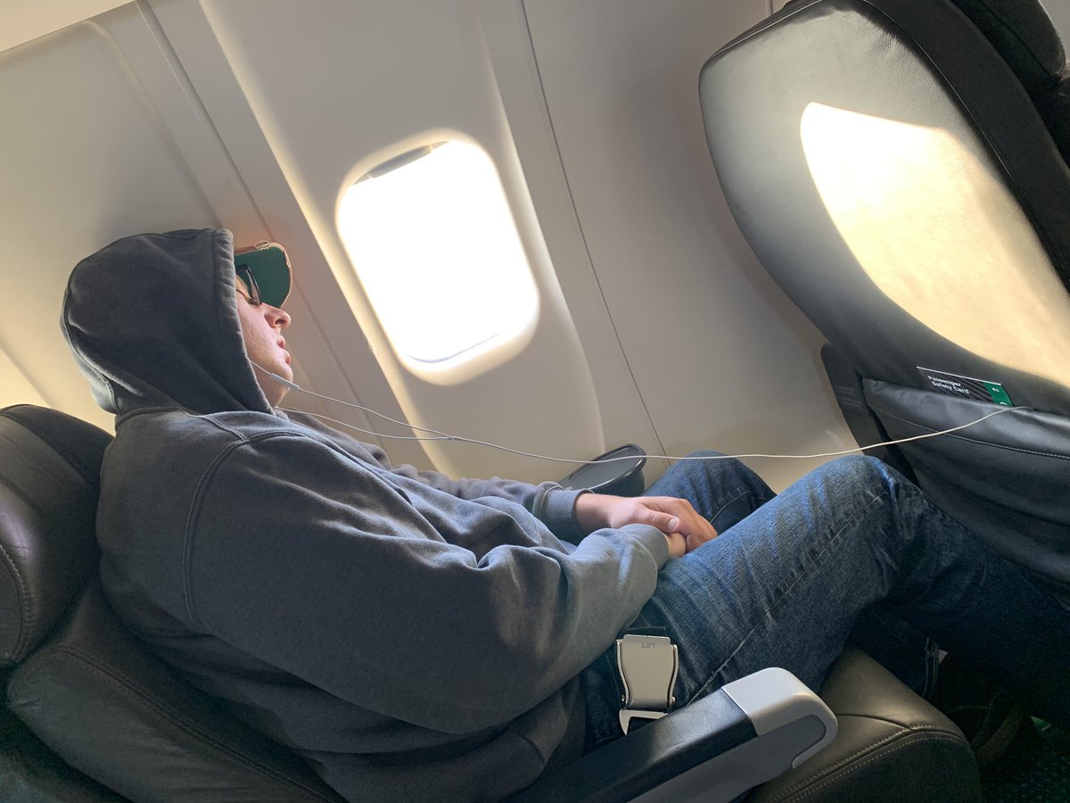 conradusa's tweet image. I’m thinking this guy should go Bluetooth. #longcable