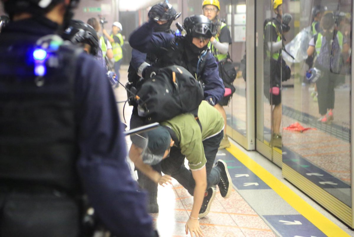 EricCheungwc's tweet photo. This is precisely the reason why the #AntiELAB movement has gone on for three months without a sign of ending.

(All photos from inMediahk) https://t.co/0knlURyPkh