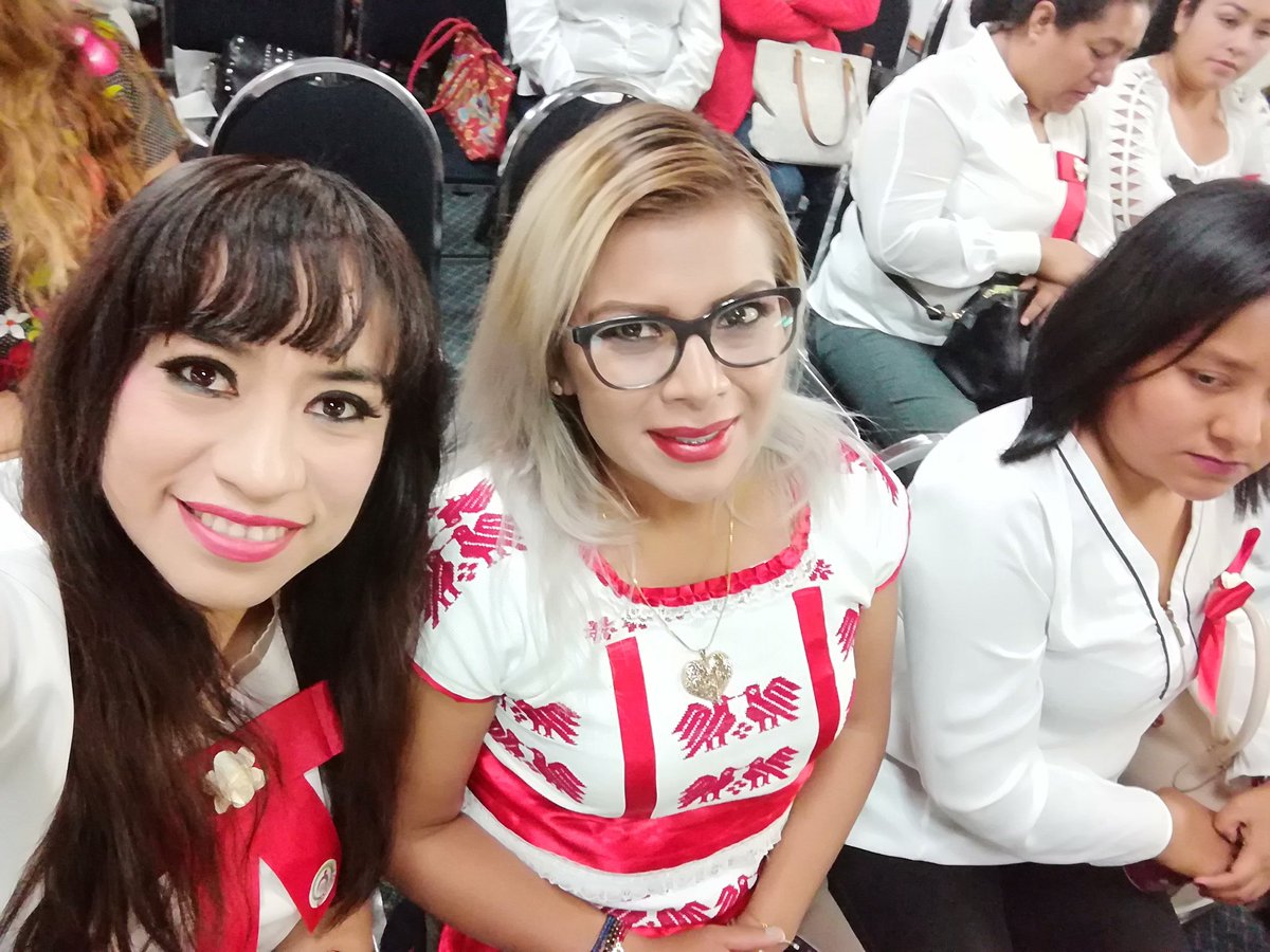 MARIAGARCIALUNA's tweet photo. #Graduacion de la #2aGeneracion de la #ENMPRI #Oaxaca es un honor y enorme gusto estar presente, agradecida con la Invitación a mi querida Directora @Fivonneguzman ,el único objetivo de poder ayudar a contribuir a nuestro partido @PRI_nacional @caroviggiano
@alitomorenoc https://t.co/bfgacAao12