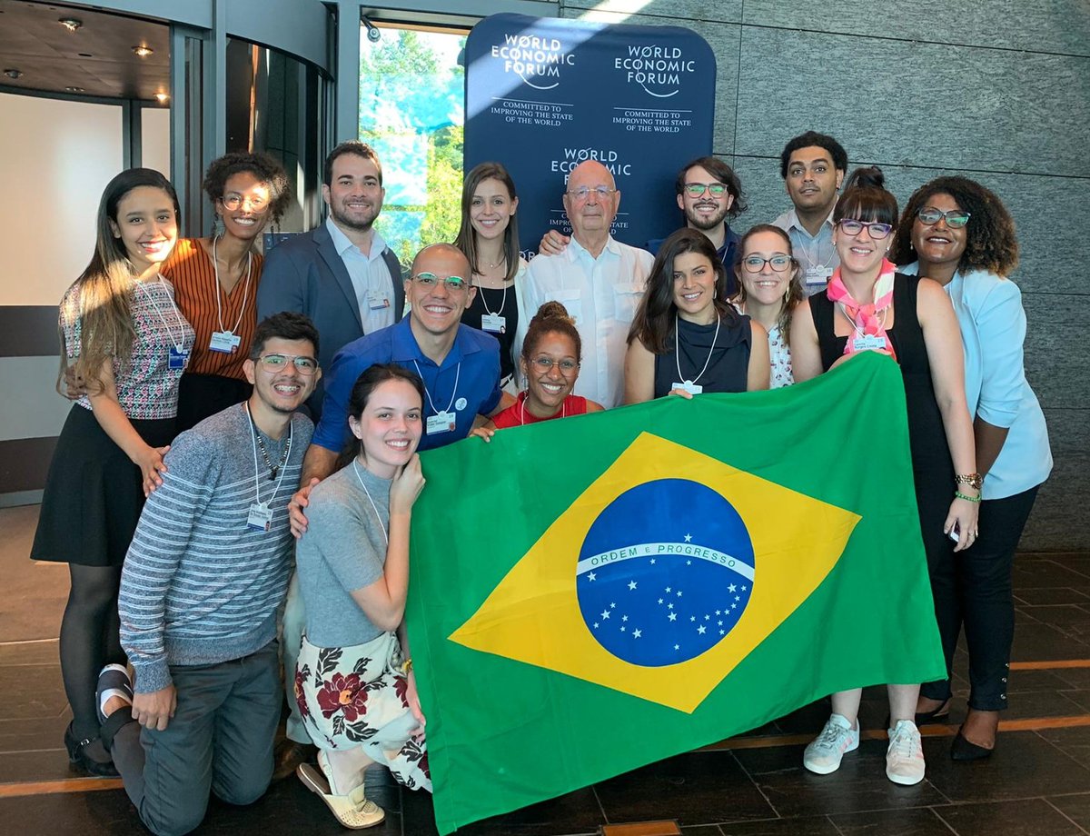 Com outros 12 jovens líderes brasileiros, hoje tivemos a chance de conversar com o fundador do Fórum Econômico Mundial, Prof. Klaus Schwab. Reunião inspiradora sobre o que sonhamos para o Brasil e o papel dos jovens nesse desafio. #ShapersSummit