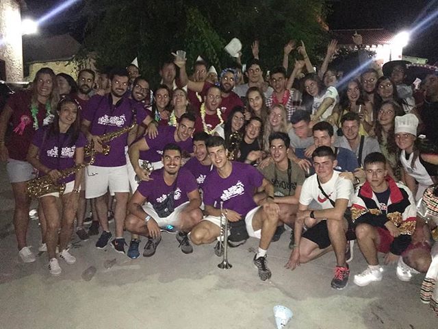 MUUUUUUUY BUENAS A TODOS NOTEROS Y NOTERAS DEL MUNDO VIRTUAAAAL🎵‼ Aqui os dejamos la foto que nos hicimos con la maravillosa gente de Langayo✌🏻 Gracias por el trato que nos disteis, sois cojonudos‼

Seguid atentos, como siempre, a nuestras RRSS 😏… ift.tt/2Lnd1Bh