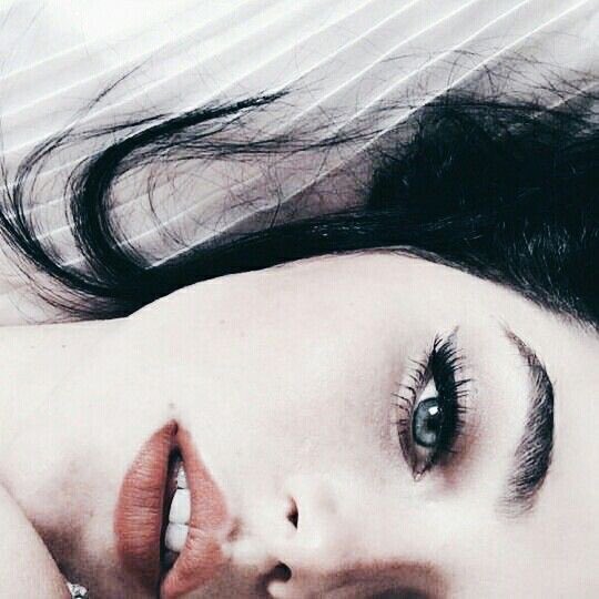 ✿↜

" سألتهُ كيفَ يمكنُ لِقَلبِي أن يَتَّسِعَ لكلِّ هذا الألم ؟!
فَأجَابَنِي: انظُر لِعَينَيكَ كَم هِيَ صَغِيرَة، لكنَّها تَرَى الكَون "

#جلال_الدين_الرومي⁩