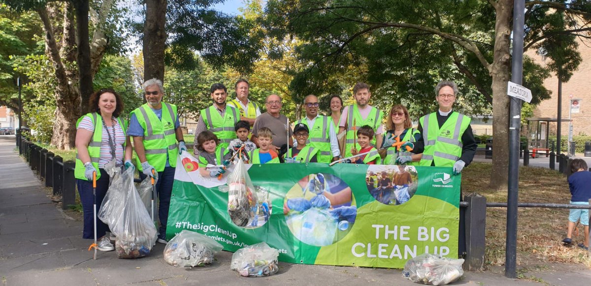 TowerHamletsNow's tweet photo. Fantastic effort for the first litter pick of #theBigCleanUp8 in #Wapping today - well done to everyone involved! @AbdalUllah @LondonRecycles @VeoliaUK #CleanerWapping https://t.co/moB5FbtSEh